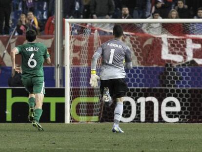 Asenjo persigue a Orbaiz, que consigue el segundo gol del equipo ruso