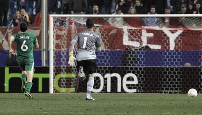 Asenjo persigue a Orbaiz, que consigue el segundo gol del equipo ruso