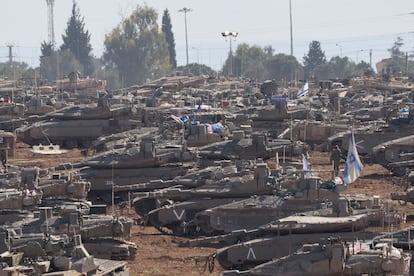Vehículos militares del ejército de Israel se concentran en una posición sin identificar cerca de la frontera con la franja de Gaza, este miércoles. 