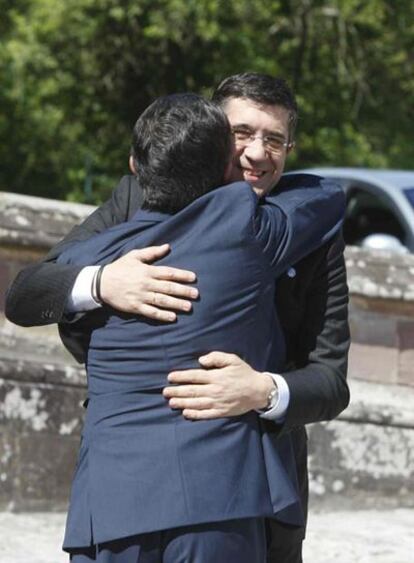 Revilla (de espaldas) y López se abrazan en Comillas.