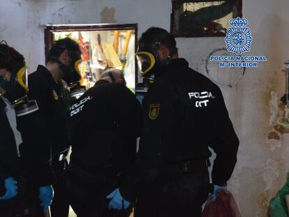 Agentes de la Policía Nacional en la casa donde fue emparedado el cadáver de María Isabel de la Rosa, en 2021.