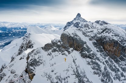 'Highline’ (cuerda floja). En enero de 2021, en medio de un frío intenso, el famoso funambulista Nathan Paulin cruzó con éxito una cuerda floja de 200 metros de largo y 2,5 centímetros de ancho en la Pointe d'Areu, un pico de 2.460 metros de altitud en los Alpes franceses. Una hazaña increíble que requirió del trabajo de seis personas a lo largo de tres días para que fuera viable, y que fue inmortalizado por David Machet. Esta ha sido la primera clasificada en la categoría del concurso dedicada a los deportes.