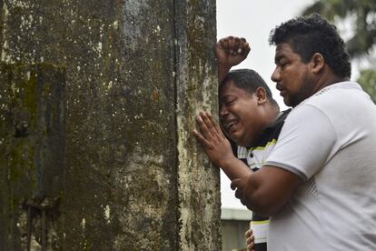 Dos hombres lloran durante un funeral en Mocoa, al sur de Colombia. Los residentes de Mocoa han estado buscando de forma desesperada a sus seres queridos desaparecidos debido al desbordamiento de varios ríos.