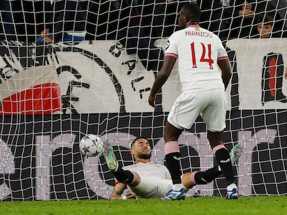 Gudelj cae desplomado tras hacerse en propia puerta el 2-2 del PSV.
