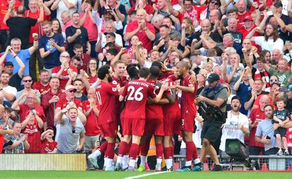 Los jugadores del Liverpool celebran un gol.