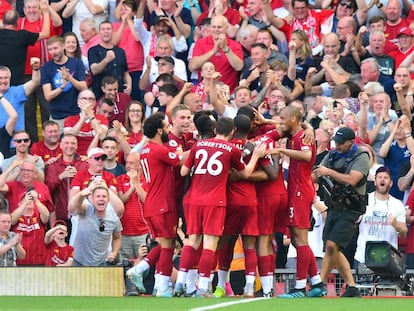 Los jugadores del Liverpool celebran un gol.