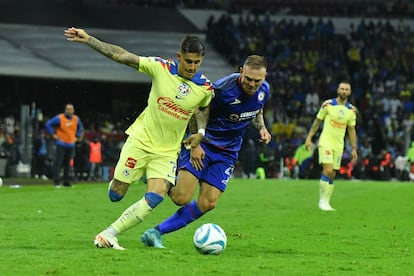 Paúl Rodríguez, del América, y Carlos Rotondi, del Cruz Azul, disputan un balón en un partido de 2023.