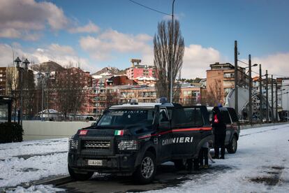 Varios 'carabinieri' vigilan el Puente Nuevo de Mitrovica.