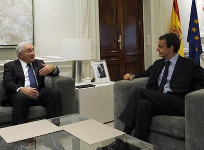 El presidente del Gobierno, José Luis Rodríguez Zapatero, durante su reunión con el presidente del FMI, Dominique Strauss- Kahn