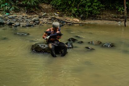 Ríos retrata a un hombre besando a su bebe de pocos meses en un descanso en un riachuelo del camino. Cerca de 40.000 niños han cruzado la selva en lo que va de año, muchos de ellos bebés. Al igual que decenas de miles de venezolanos atraviesan esta ruta salvaje y sin caminos creyendo que llegarán a Estados Unidos como lo han hecho sus amigos y vecinos semanas antes. Septiembre de 2022. 