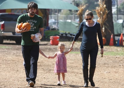 La pareja formada por los actores Ben Affleck y Jennifer Garner han acudido a buscar sus tradicionales calabazas acompañados por sus dos hijas, Violet (en la imagen) y Seraphine (tras su padre).