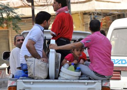 Civiles sirios huyen del centro de Alkepo durante un bombardeo.