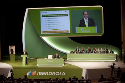Sánchez Galán, en la pantalla, durante la junta de accionistas de Iberdrola, ayer en Bilbao.
