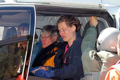 Tres de las supervivientes de la excursión a Sierra Nevada, en el helicóptero que las rescató.