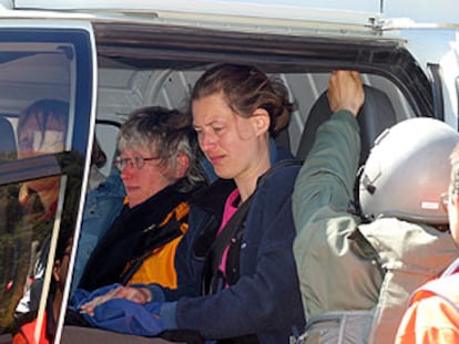 Tres de las supervivientes de la excursión a Sierra Nevada, en el helicóptero que las rescató.
