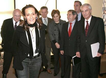 Teresa Táboas, en primer término, antes de la reunión de ayer en Santiago.