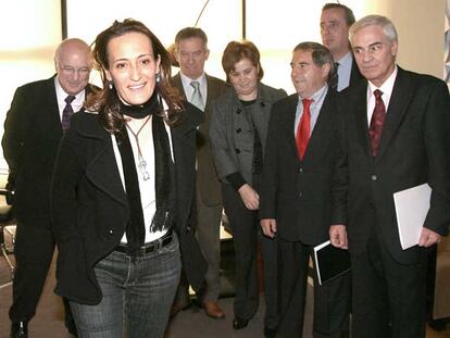 Teresa Táboas, en primer término, antes de la reunión de ayer en Santiago.