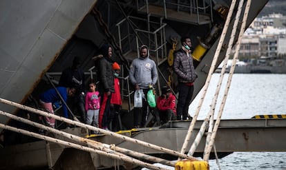 Un grupo de migrantes se asoman al exterior desde un buque griego atracado en el puerto de Mitilene, en la isla de Lesbos. ÁLVARO GARCÍA