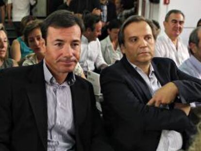 El secretario general del PSM, Tomás Gómez, y Miguel Carmona, durante la primera reunión del Comité Federal del PSOE.