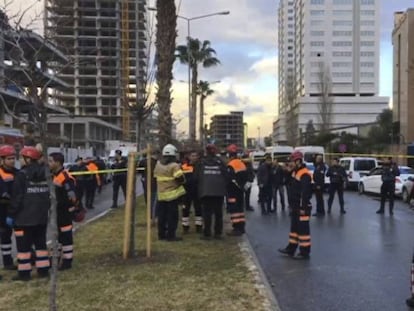 Els serveis d'emergència envolten la zona de l'atemptat a Esmirna.