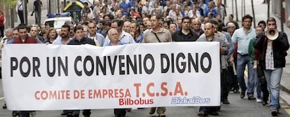 Manifestación de los trabajadores de TCSA antes de concentrarse ante los juzgados de Bilbao, con motivo del juicio por la demanda que ha presentado la empresa por huelga abusiva.