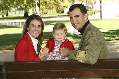 Los Príncipes de Asturias posan con Leonor en los jardines de El Pardo con motivo del primer aniversario de la pequeña.