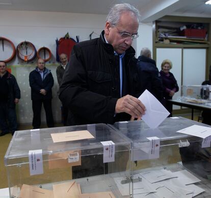 El candidato del PSOE por Sevilla, Alfonso Guerra, vota en la capital andaluza.