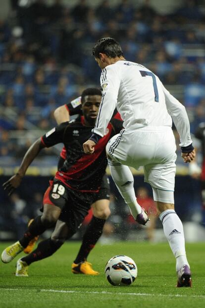 Cristiano Ronaldo encara a Lass en un lance del encuentro.