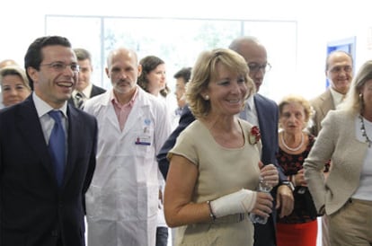 La presidenta de la Comunidad, Esperanza Aguirre, con un brazo vendado a causa de una tendinitis, en la inauguración del centro de salud Maqueda en Aluche. Aguirre criticó a "los que protestan" contra su gestión y recordó que ha abierto "tantas infraestructuras" que solo ha podido "inaugurar unas 10 de 74".