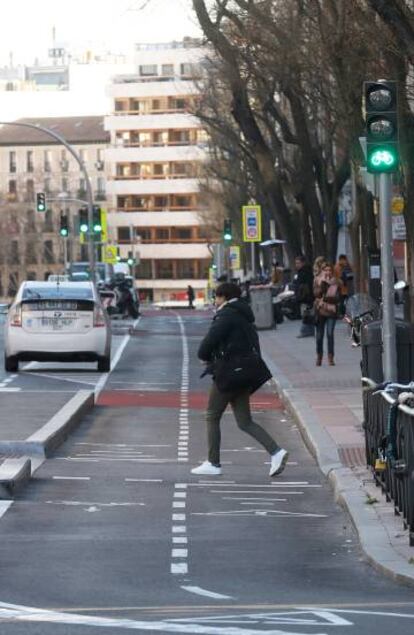 Carril bici en la calle de Santa Engracia de Madrid.  