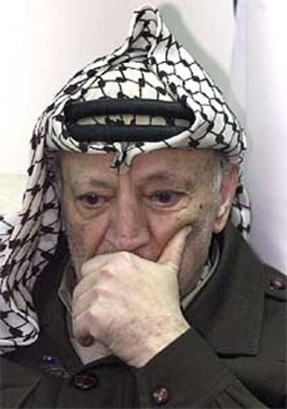 Yasir Arafat, en su despacho oficial de Ramala.