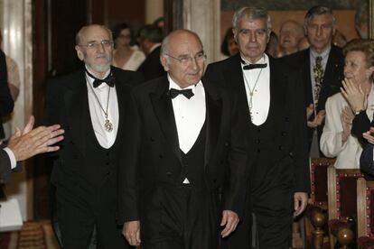 El poeta valenciano Francisco Brines (centro), flanqueado por Álvaro Pombo (izquierda) y Antonio Fernández Alba, hace su entrada en el salón de actos de la Real Academia Española, en la ceremonia de su ingreso en la misma, donde ocupa el sillón X, en Madrid el 21 de mayo de 2006.