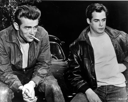 James Dean y Corey Allen en una escena de 'Rebelde sin causa'.