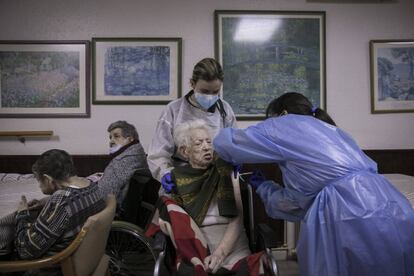 Un equip del Departament de Salut vacuna contra la covid-19 en una residència de Barcelona.
