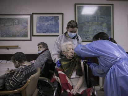 Un equip del Departament de Salut vacuna contra la covid-19 en una residència de Barcelona.