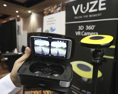 La cámara de realidad virtual Vuze 3D 360 VR, de fabricación israelí, durante su presentación en la feria de la Eléctrónica de Consumo (CES) en Las Vegas.