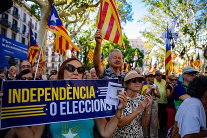 Numerosas personas se manifiestan durante la celebración del aniversario del referéndum del 1-O, en la plaza de Urquinaona, el 1 de octubre de 2023, en Barcelona.