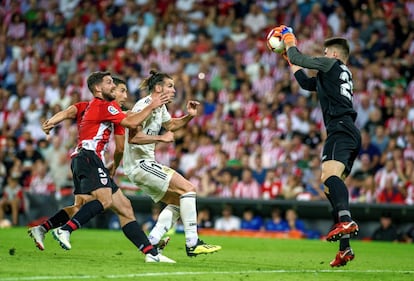 El guardameta del Athletic Unai Simón captura el balón ante el delantero galés del Real Madrid, Gareth Bale.