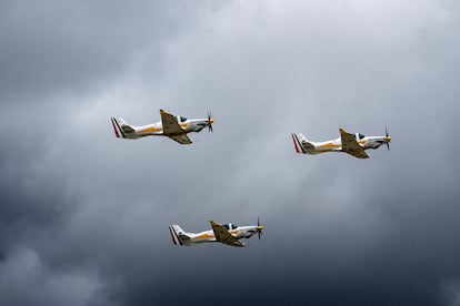 Aviones de la fuerza aérea ensayan para participar en el desfile que conmemora la independencia de México en la Base Aérea Militar No. 1 de Santa Lucía, Estado de México, el 8 de septiembre.