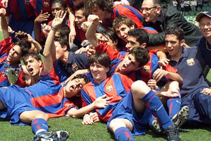Messi celebra junto a Cesc un título con el equipo cadete del Barça en 2003.