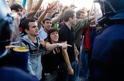 Manifestantes y policías, en el parque de la Ciutadella.