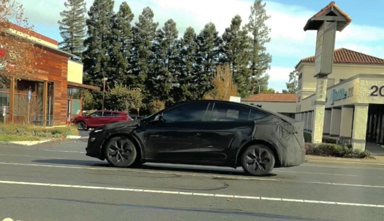 El Tesla Model Y “Juniper” aparece en una carretera mostrando sus faros estilo cyber