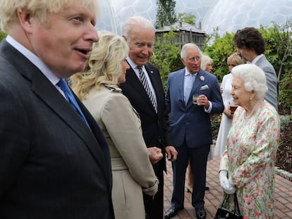 Isabel II habla con el presidente de EE UU, Joe Biden, y su esposa, Jill Biden, durante la recepción con los líderes del G7 en el Proyecto Edén en Cornualles, Inglaterra.