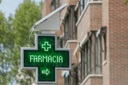 Un cartel de una farmacia de Madrid, el pasado 18 de abril.