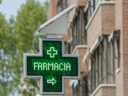 Un cartel de una farmacia de Madrid, el pasado 18 de abril.