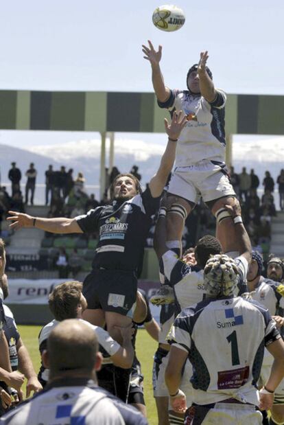 Un saque de lateral, en la final de la Copa del Rey de Rugby, el domingo en Segovia.