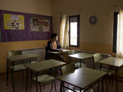 Julio Calle en su antigua clase en Cabrero (Cáceres)