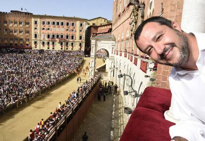 Matteo Salvini se hace un selfie en la plaza de Siena donde se celebraba el Palio. 