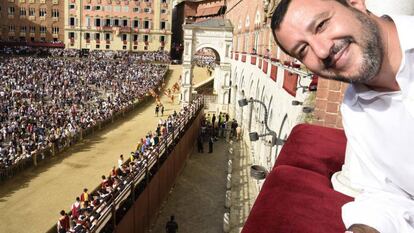 Matteo Salvini se hace un selfie en la plaza de Siena donde se celebraba el Palio.