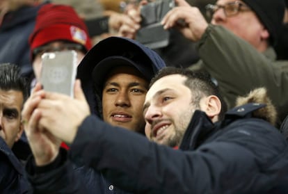 Machucado, Neymar tira selfie com torcedor.